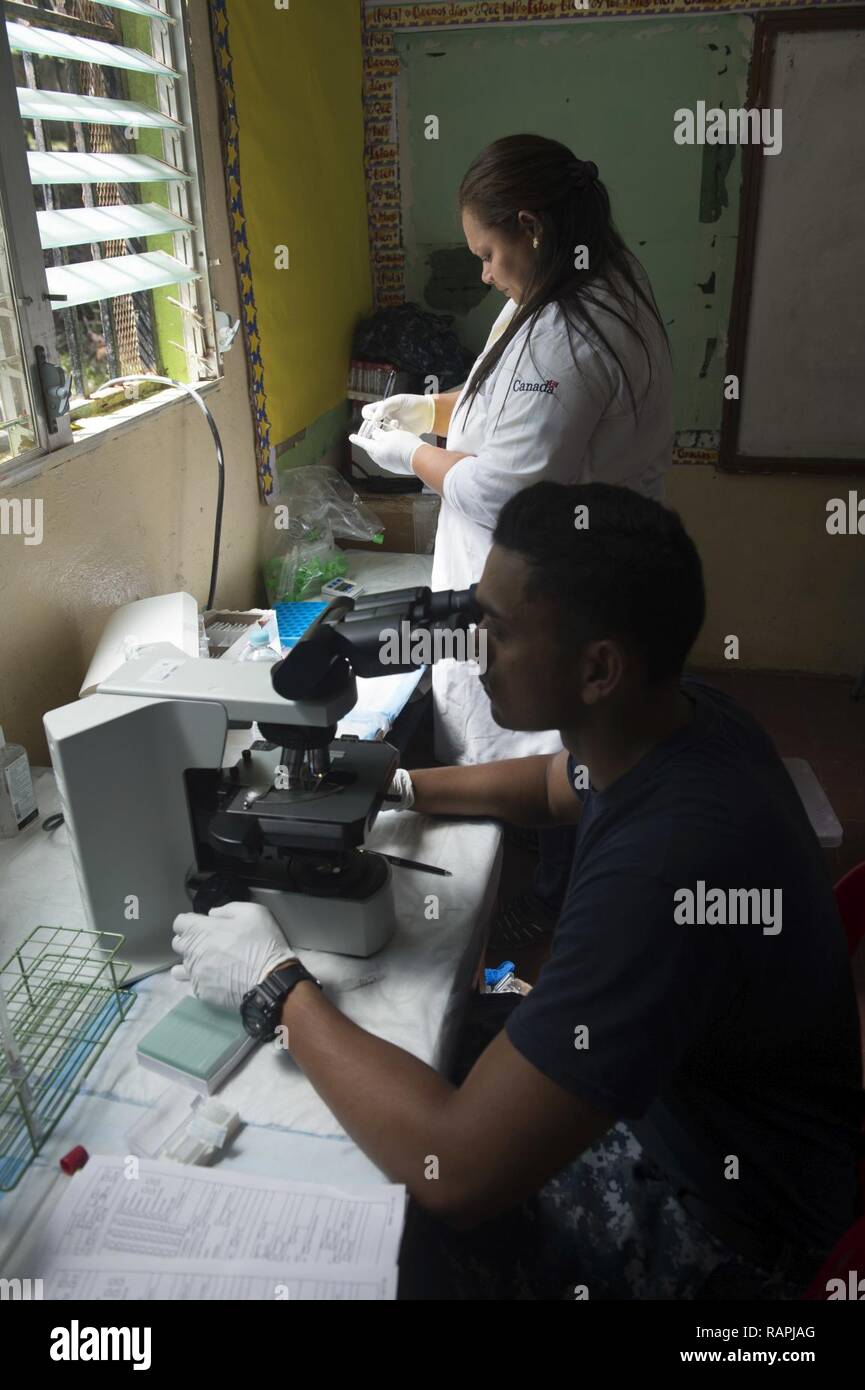 TRUJILLO, Honduras (Feb. 21, 2017) - Hospital Corpsman 3. Klasse Tariq Imran, ein Eingeborener von Stockton, Kalifornien, zu Naval Hospital Pensacola, Fla., arbeitet mit einem Host Nation medizinischer Fachmann flüssigen Proben bei den fortgeführten Versprechen 2017 (CP-17) medizinische Website zur Unterstützung des CP-17 Besuch in Trujillo, Honduras zu testen. CP-17 ist ein US Southern Command - gefördert und U.S. Naval Forces Southern Command/USA Flotte - durchgeführt Einsatz zivil-militärische Operationen durchzuführen, einschließlich humanitärer Hilfe, Ausbildung Engagements und medizinische, zahnmedizinische und veterinärmedizinische Unterstützung in einer Bemühung zu zeigen Stockfoto