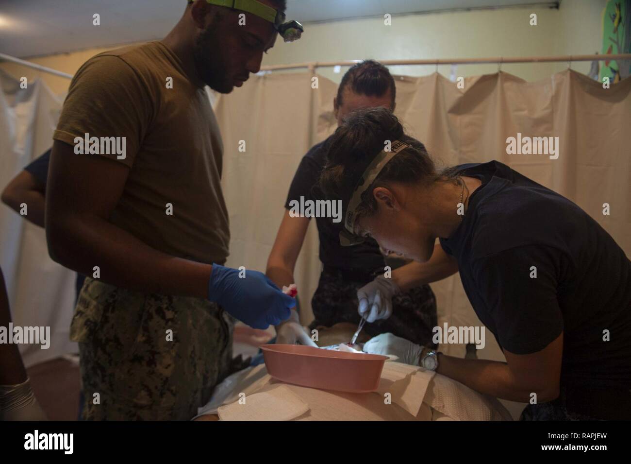 TRUJILLO, Honduras (Feb. 22, 2017) - Lt Lesley Hawley, ein Dermatologe und heimisch in Springfield, MO, Naval Medical Center Portsmouth, Virginia. zugeordnet, entfernt eine Zyste von einem Host nation Patienten bei den fortgeführten Versprechen 2017 (CP-17) medizinische Website zur Unterstützung des CP-17 Besuch in Trujillo, Honduras. CP-17 ist ein US Southern Command - gefördert und U.S. Naval Forces Southern Command/USA Flotte - durchgeführt Einsatz zivil-militärische Operationen durchzuführen, einschließlich humanitärer Hilfe, Ausbildung Engagements und medizinische, zahnmedizinische und veterinärmedizinische Unterstützung in einer Bemühung, Unterstützung der USA und Verpflichtungen zu zeigen Stockfoto