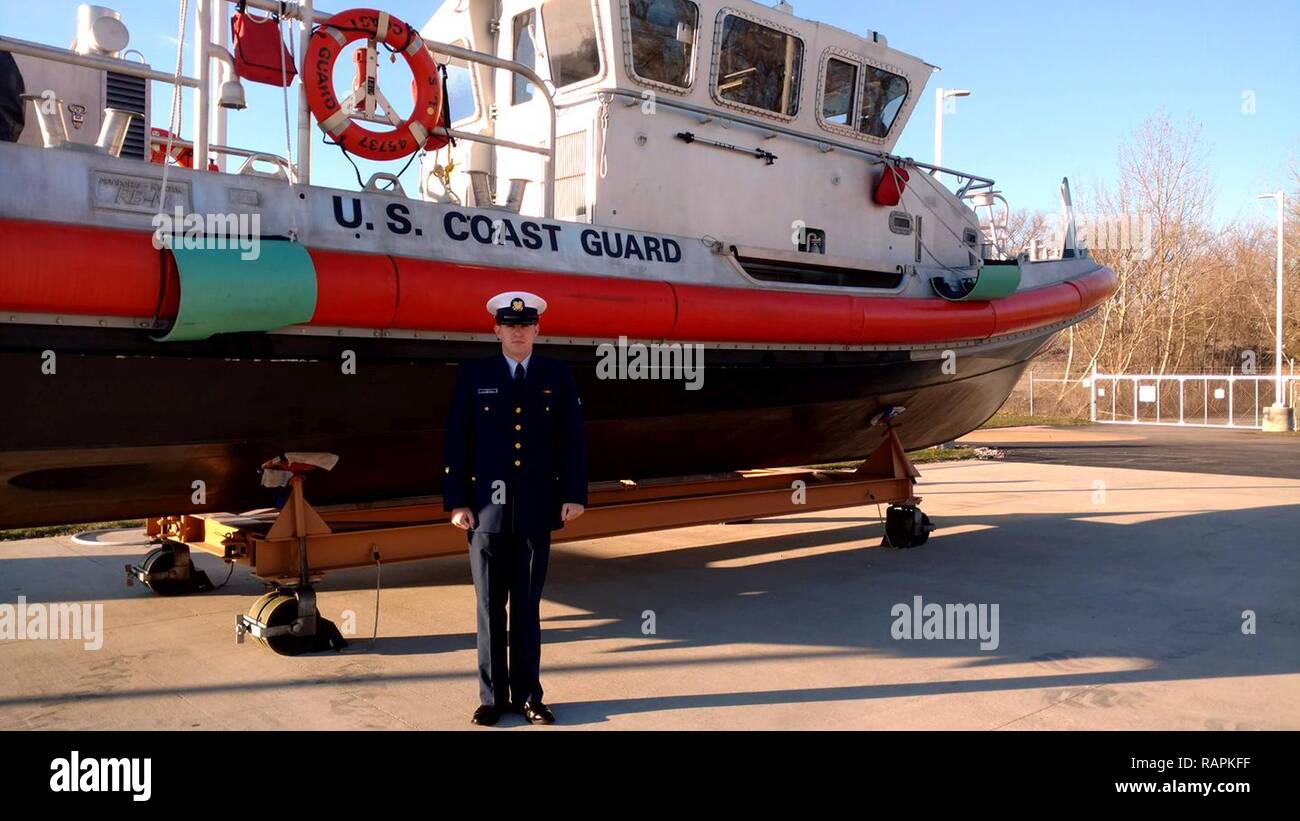 Coast Guard SA Blake Lilly, das neueste Mitglied in der Coast Guard Station Fairport, Ohio, Berichte in der Station von der Coast Guard Training Center in Cape May, New Jersey, 14.02.2017. Lilly's Heimatstadt ist ein itty bitty Stadt in West Texas. Stockfoto