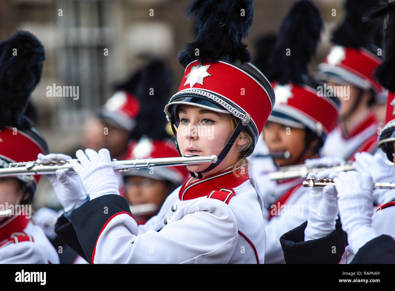 Vero Beach High School kämpfen Inder Band, Marching Band, aus Florida, USA, am Tag der Londoner New Year's Parade, UK. Weibliche Flötisten Stockfoto