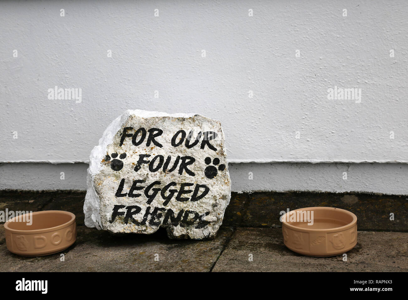Zeichen: Für unsere vierbeinigen Freunde auf einen Stein Stockfoto