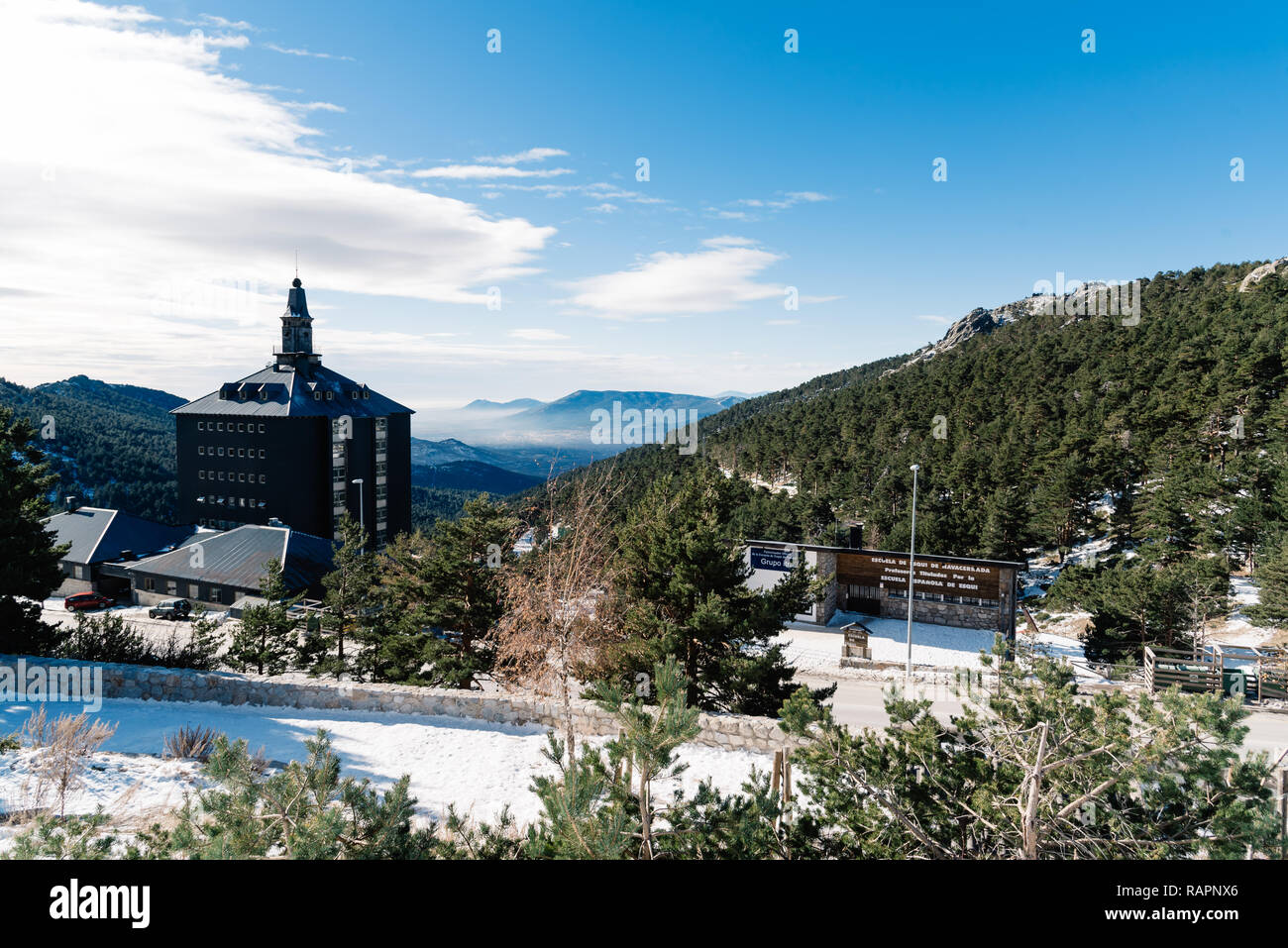 Navacerrada, Spanien - 7. Dezember 2017: Sky Resort in Tablada Gebirge im Winter Stockfoto