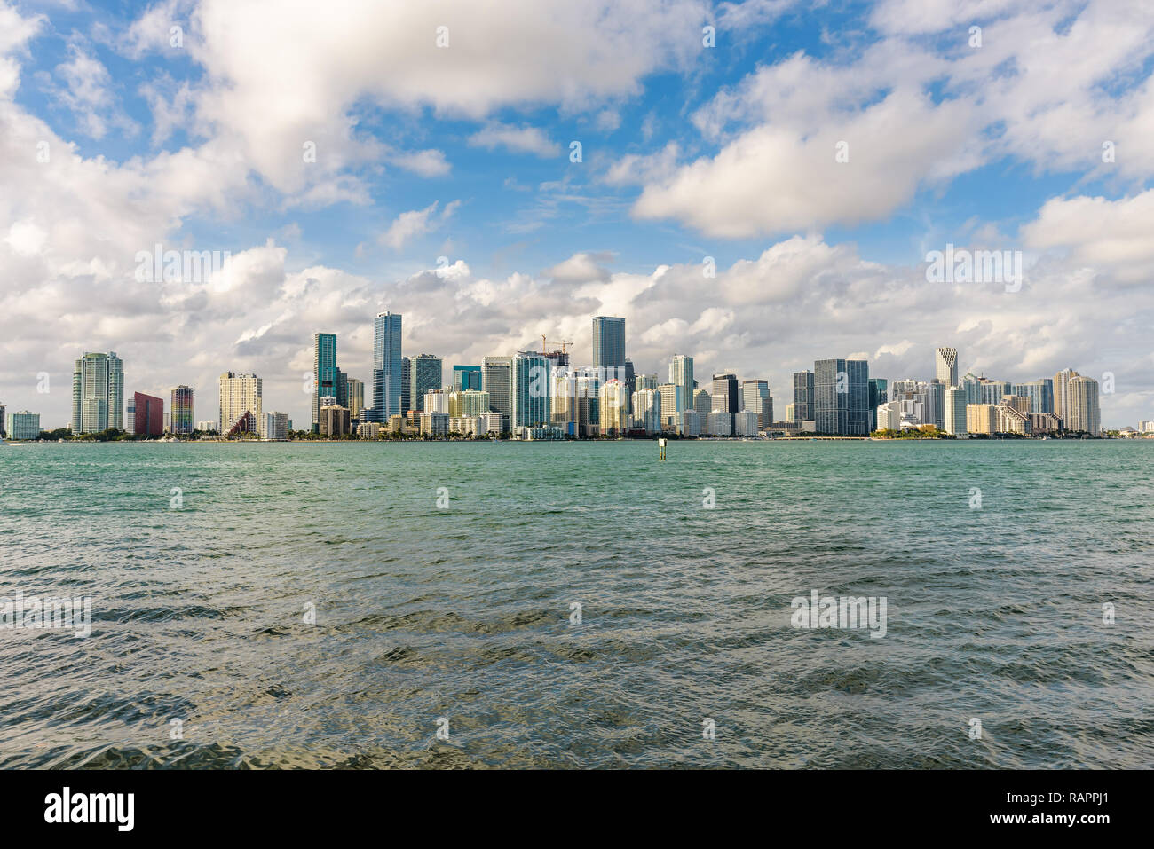 Panoramablick auf die Hohe Auflösung Stadtbild der Innenstadt von Miami, Florida, USA, mit seinen Wolkenkratzern im Geschäfts- und Finanzviertel von Virginia Key. Stockfoto