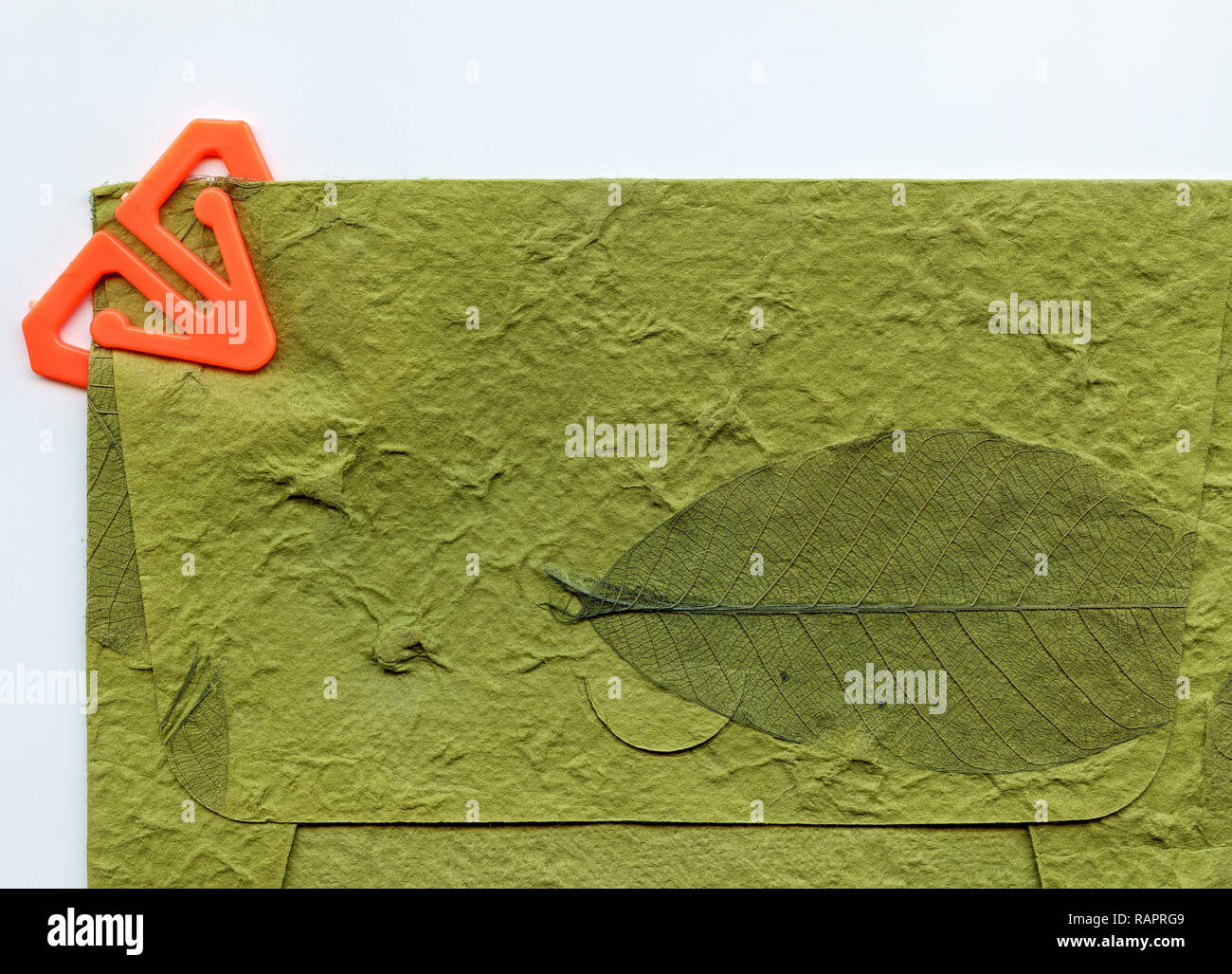 Büroklammern auf alten abstrakten organischen Papier Foto Stockfoto