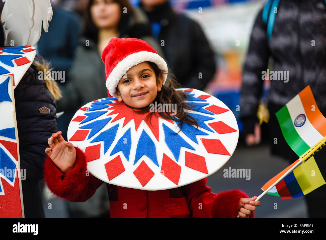 Karneval del Pueblo am Tag der Londoner New Year's Parade, UK. Mädchen in Tracht Stockfoto