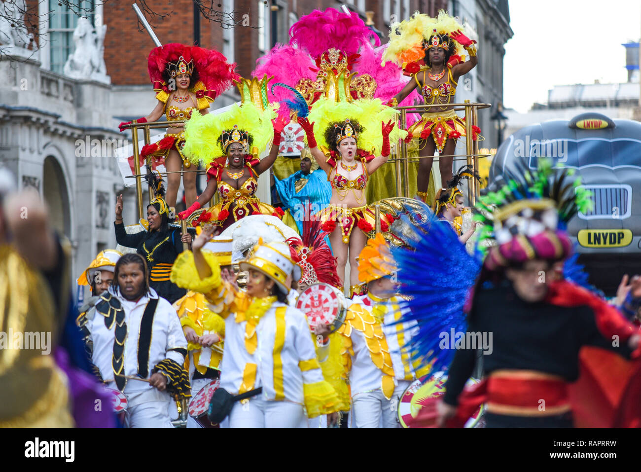 Karneval del Pueblo am Tag der Londoner New Year's Parade, UK. Bunte Kostüme. Bunte Stockfoto