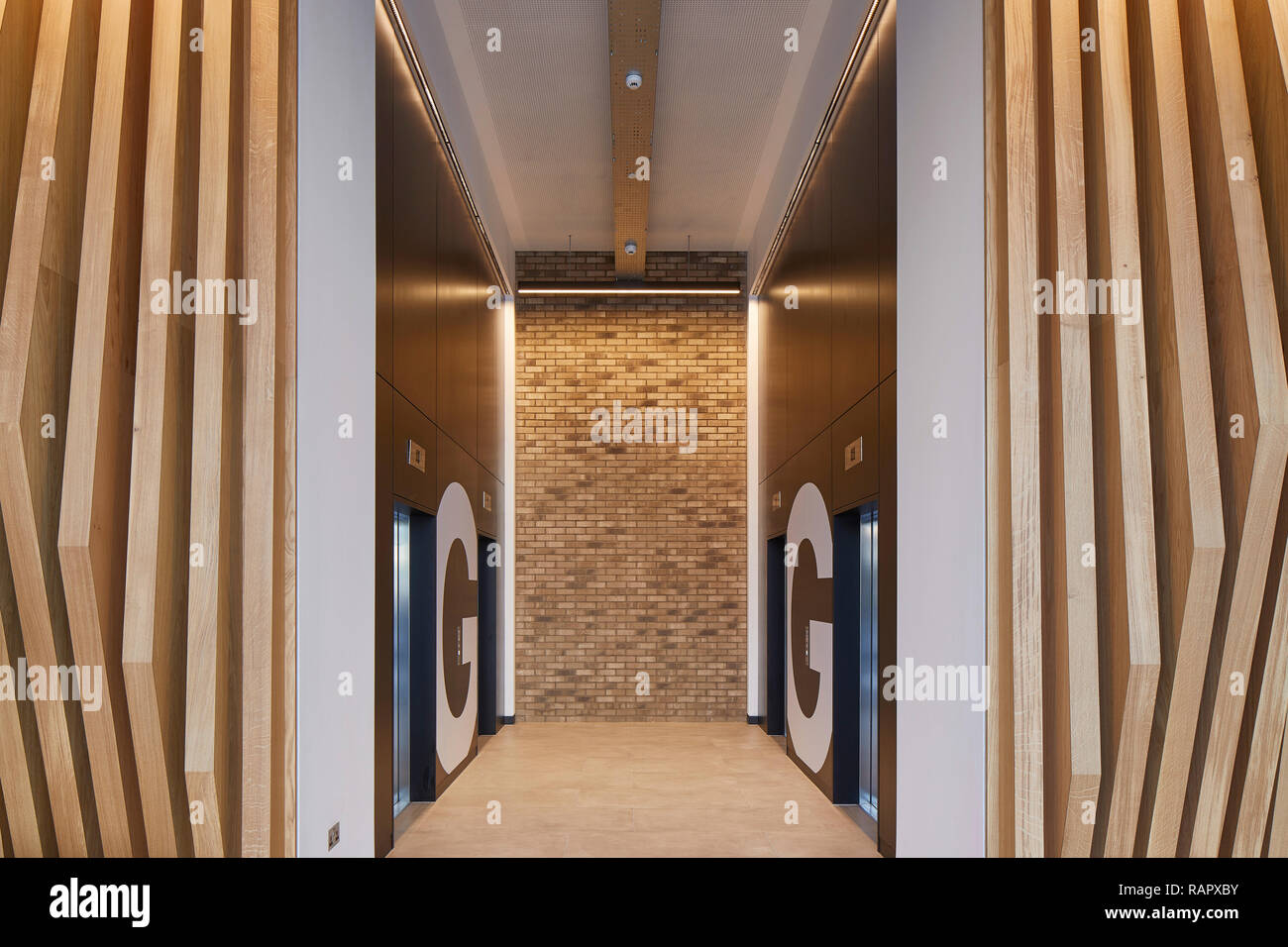 Aufzug Lobby. Der Portier Gebäude, Slough, Vereinigtes Königreich. Architekt: T P Bennett, 2017. Stockfoto