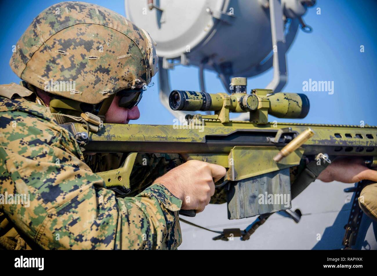 EAST CHINA SEA (4. März 2017) Marine Cpl. Stuart Jones, von Phoenix, zu Bataillon Landung Team 2 Bataillon zugeordnet, 5 Marines, Brände ein.50-Kaliber Gewehr während einer Verteidigung des amphibious Task Force (DATF) schießwesen Übung an Bord des amphibious Transport dock Schiff USS Green Bay LPD (20). Während der Übung DATF, kleine Kaliber Action Team's Green Bay (SCAT) arbeitete zusammen mit Marines ab dem 31 Marine Expeditionary Unit (MEU) um 360 Grad des Schiffes beziehen. Green Bay, mit Eingeschifft 31 MEU, wird auf einer Routinepatrouille in der Indo-Asia-Pazifik-Region zu e Stockfoto