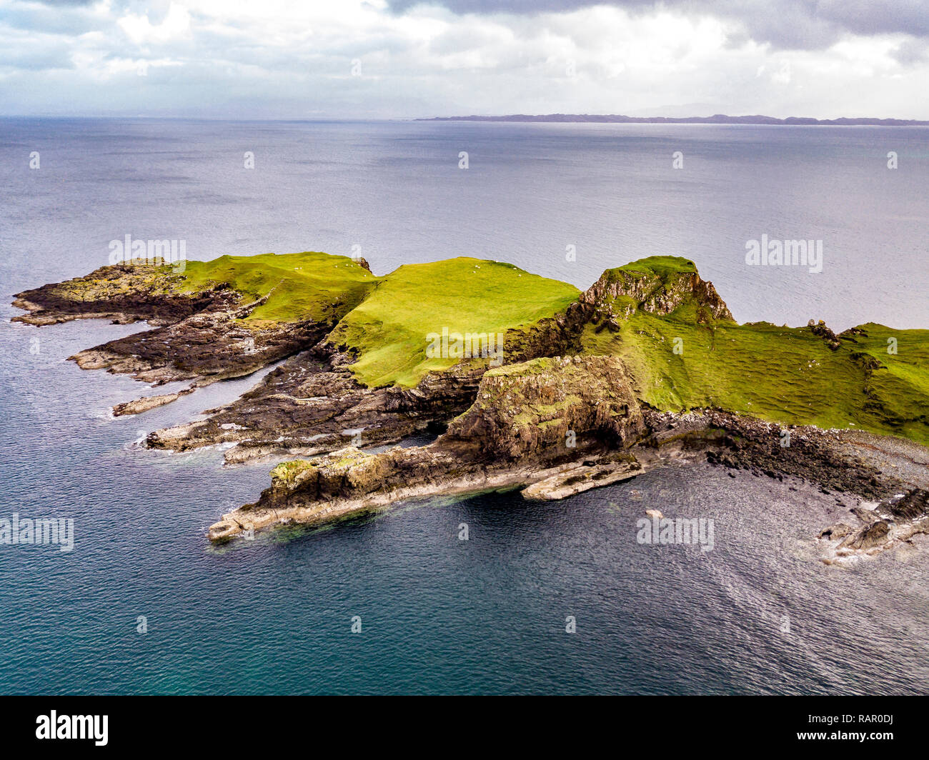 Luftaufnahme der Dinosaurier Bucht mit den seltenen Dinosaur Footprint der Sauropoden - dominiert von tracksite Rubha nam Brathairean, Brüder Punkt-Insel Stockfoto