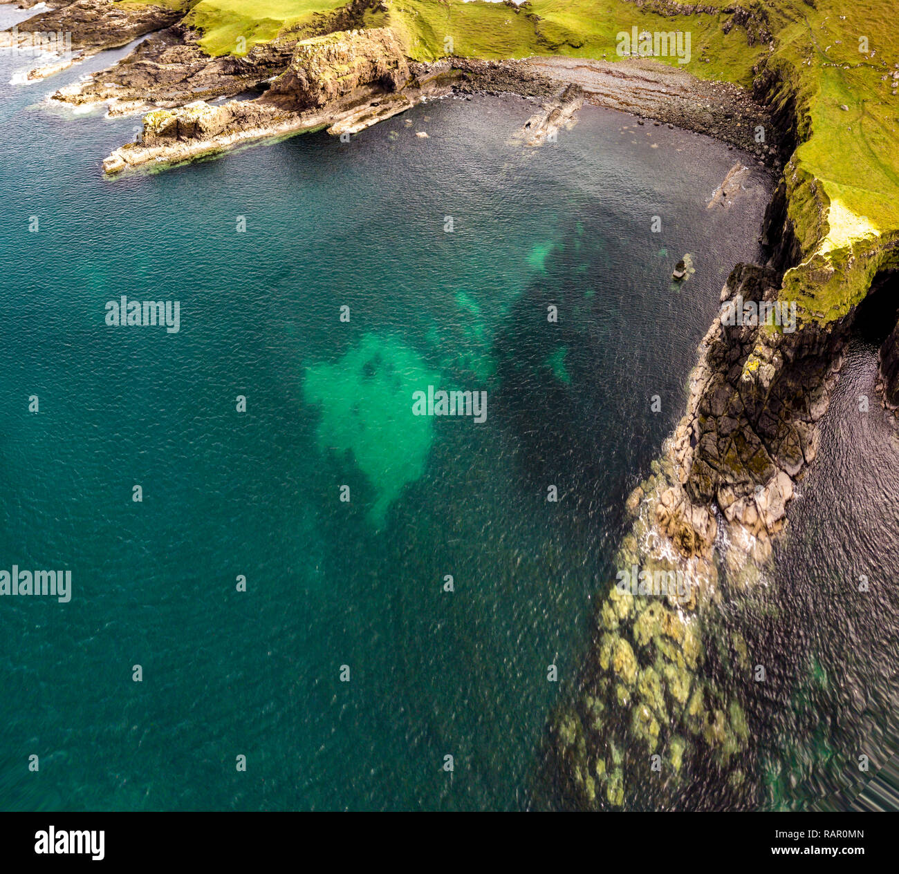 Luftaufnahme der Dinosaurier Bucht mit den seltenen Dinosaur Footprint der Sauropoden - dominiert von tracksite Rubha nam Brathairean, Brüder Punkt-Insel Stockfoto