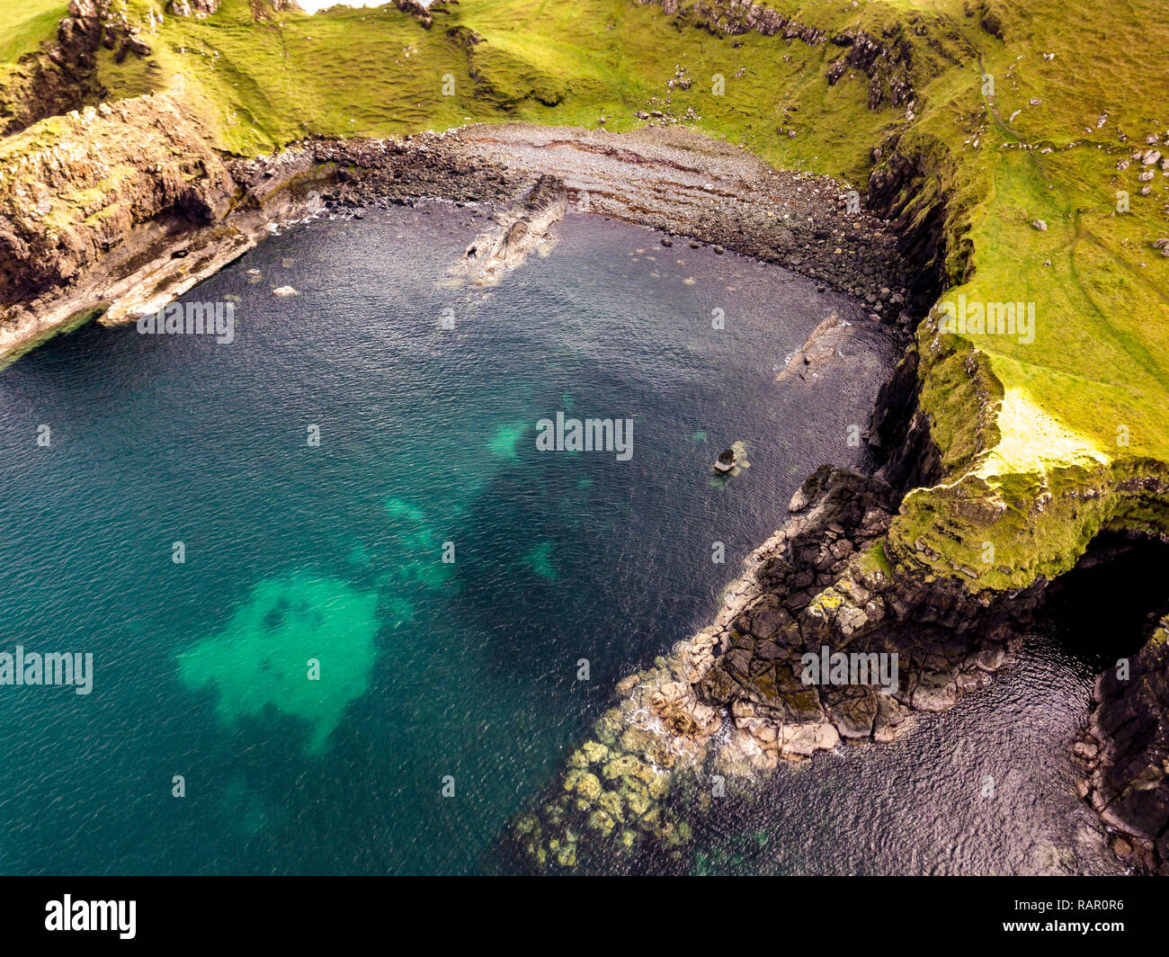 Luftaufnahme der Dinosaurier Bucht mit den seltenen Dinosaur Footprint der Sauropoden - dominiert von tracksite Rubha nam Brathairean, Brüder Punkt-Insel Stockfoto