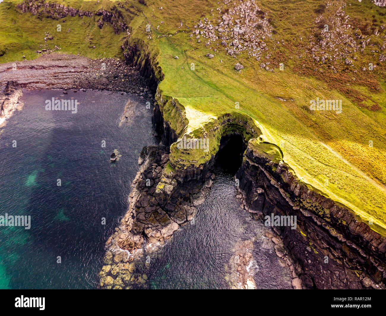 Luftaufnahme der Dinosaurier Bucht mit den seltenen Dinosaur Footprint der Sauropoden - dominiert von tracksite Rubha nam Brathairean, Brüder Punkt-Insel Stockfoto