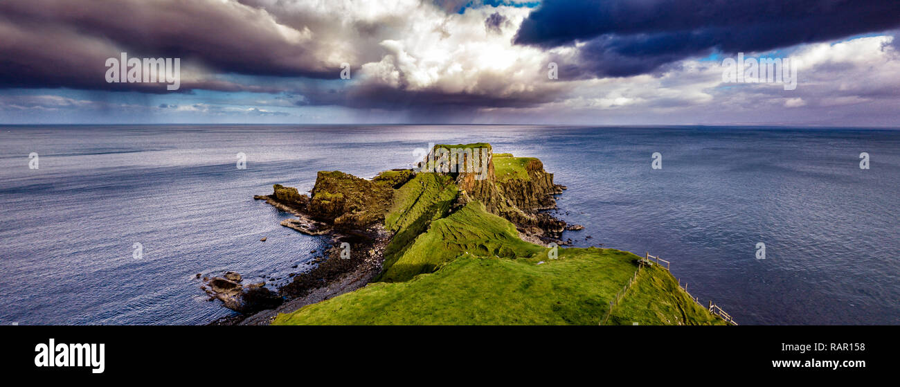 Luftaufnahme der Dinosaurier Bucht mit den seltenen Dinosaur Footprint der Sauropoden - dominiert von tracksite Rubha nam Brathairean, Brüder Punkt-Insel Stockfoto