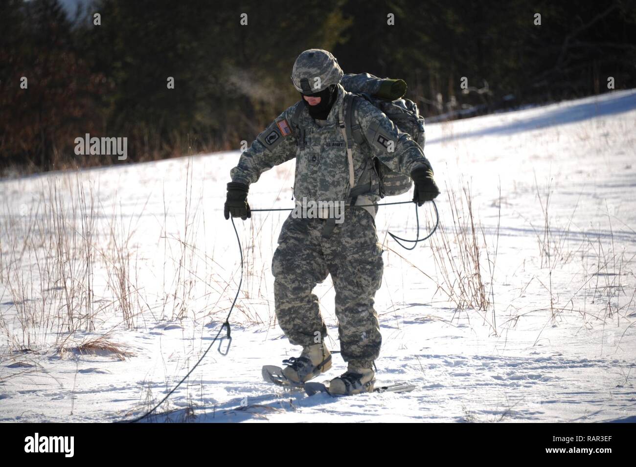 Us-Armee Soldaten mit den 181 Multifunktionstraining Brigade der 1. Armee Division West trek durch offene Felder am Fort McCoy, Wis Feb 2nd, 2017. Bei kaltem Wetter Ausbildung inklusive Kreuz Skifahren, Schneeschuhwandern und Contructing improvisierten Unterkünften. Us-Armee Stockfoto