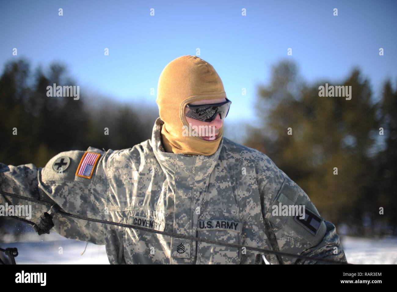 Us-Armee Soldaten mit den 181 Multifunktionstraining Brigade der 1. Armee Division West trek durch offene Felder am Fort McCoy, Wis Feb 2nd, 2017. Bei kaltem Wetter Ausbildung inklusive Kreuz Skifahren, Schneeschuhwandern und Contructing improvisierten Unterkünften. Us-Armee Stockfoto