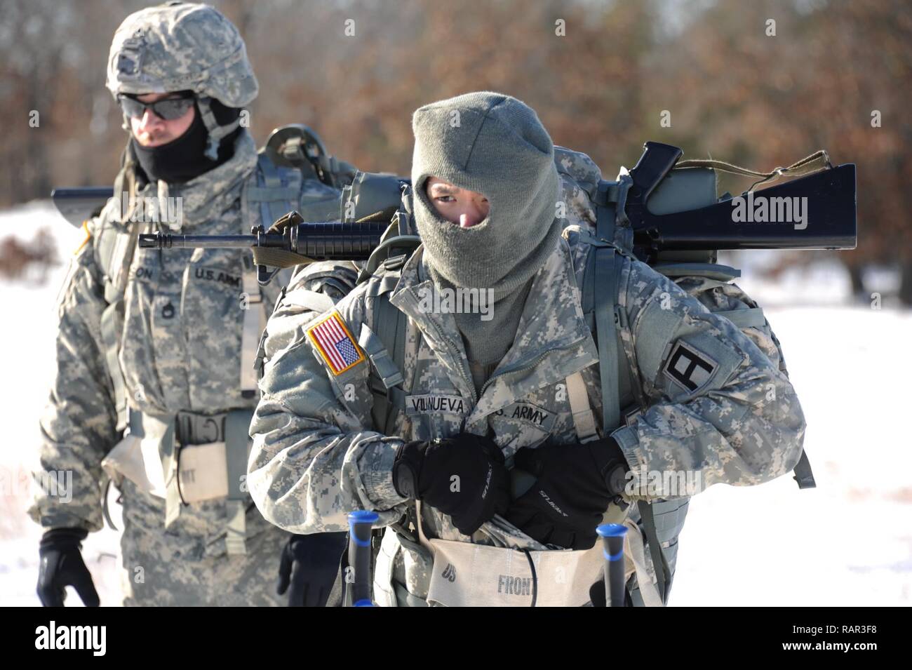 Us-Armee Soldaten mit den 181 Multifunktionstraining Brigade der 1. Armee Division West trek durch offene Felder am Fort McCoy, Wis Feb 2nd, 2017. Bei kaltem Wetter Ausbildung inklusive Kreuz Skifahren, Schneeschuhwandern und Contructing improvisierten Unterkünften. Us-Armee Stockfoto