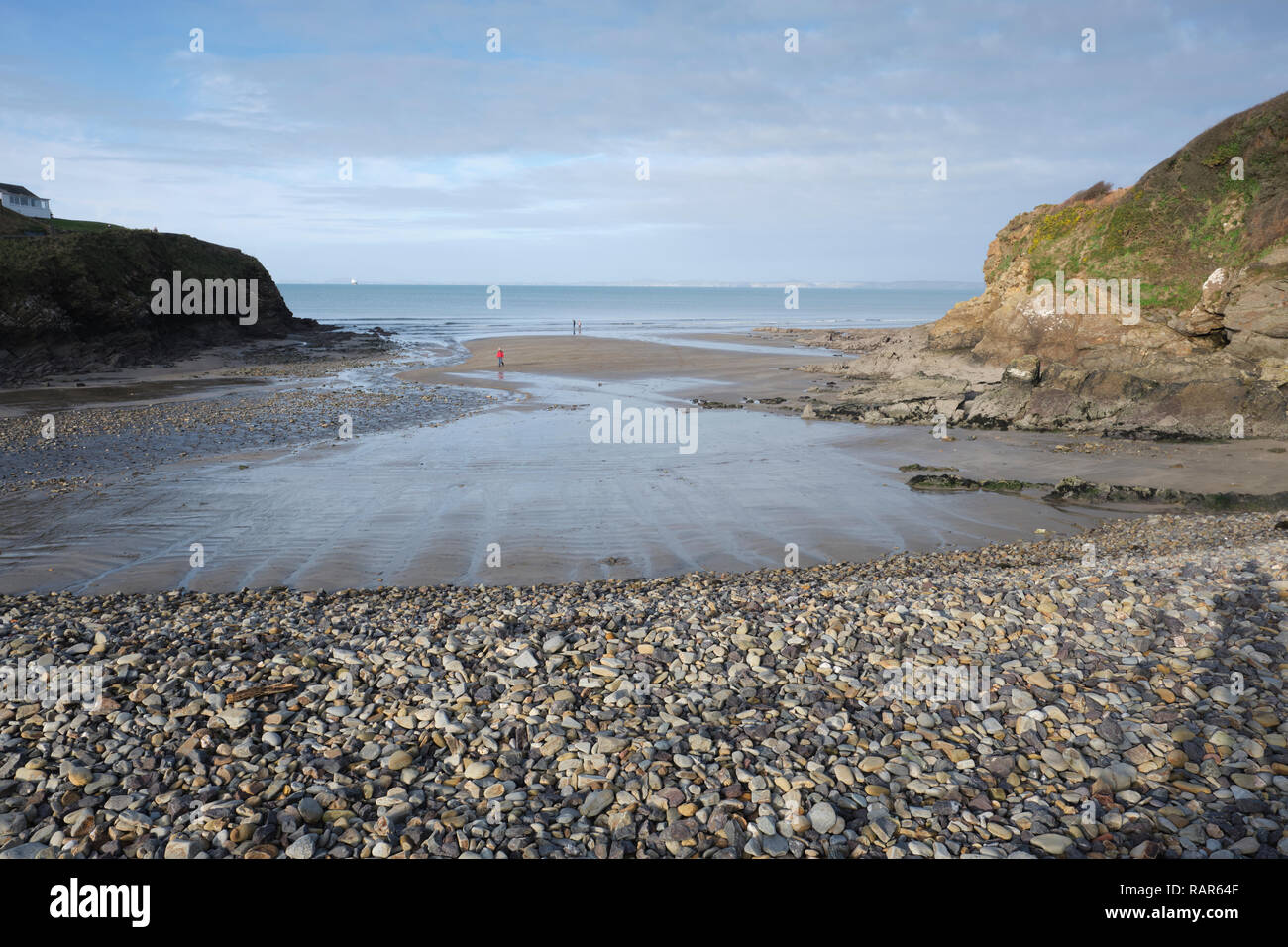 Ebbe in Little Haven Beach im Winter. Stockfoto