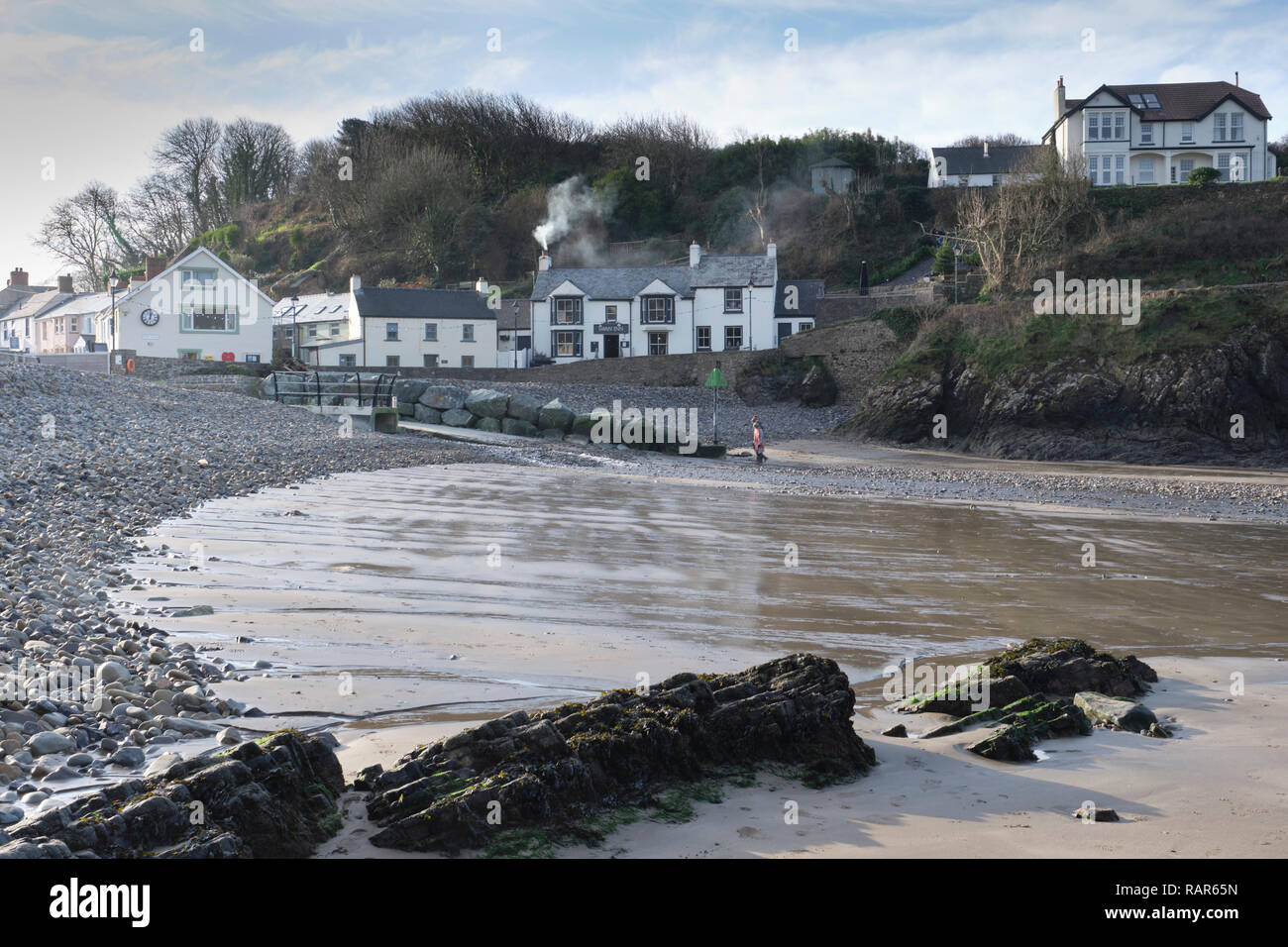 Blick auf den Swan Inn von Little Haven Beach, Pembrokeshire, Wales im Winter. Stockfoto