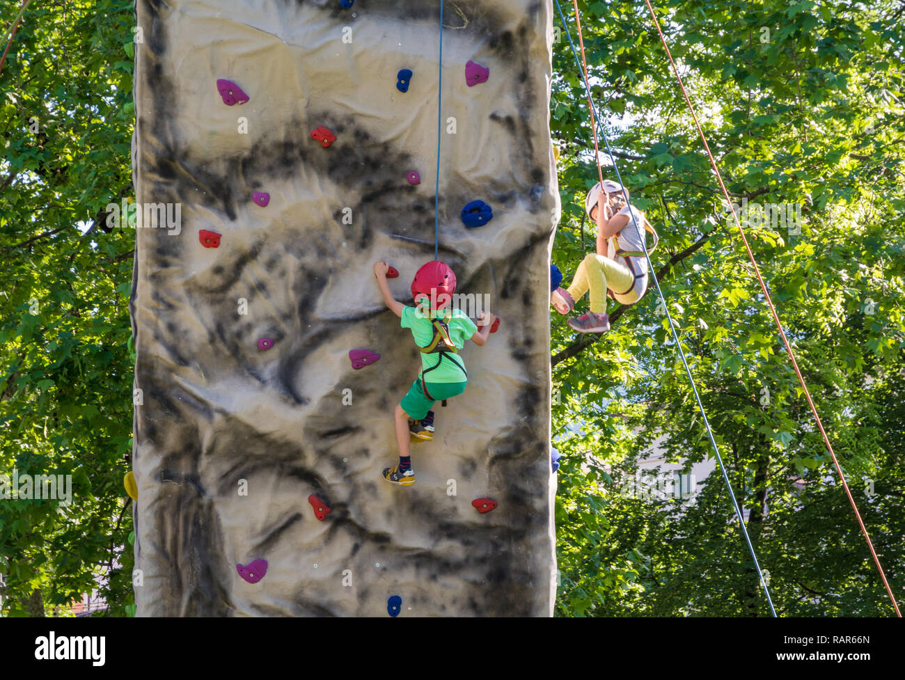Kinder lernen Klettern an künstlichen Kletterwand im Freien zu rocken. Italien,Italien, Europa Stockfoto