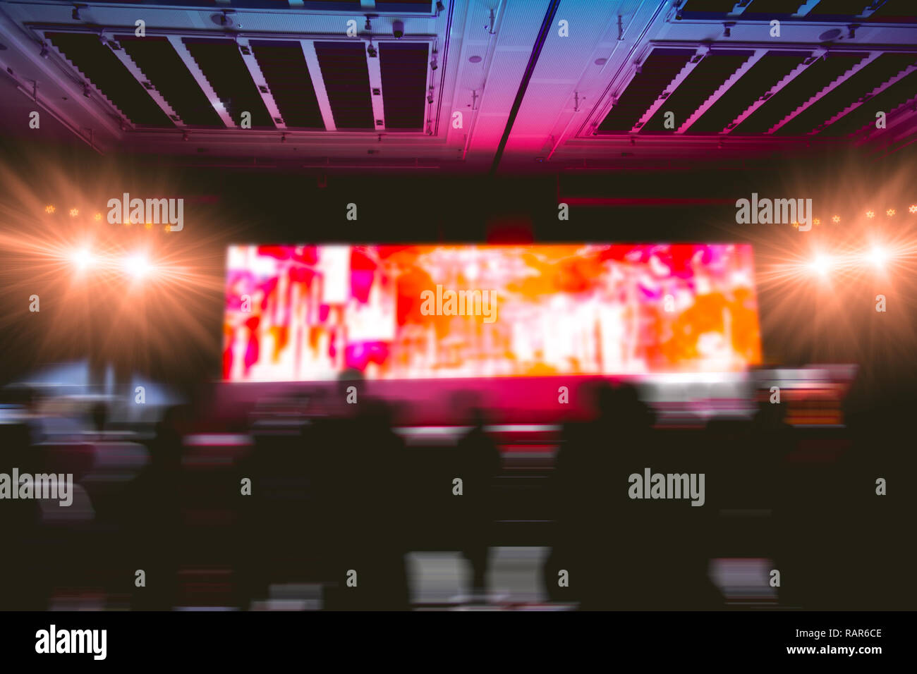 Bunte Bühne zeigen, in der Veranstaltungshalle mit blur Menge Menschen in Bewegung. Stockfoto