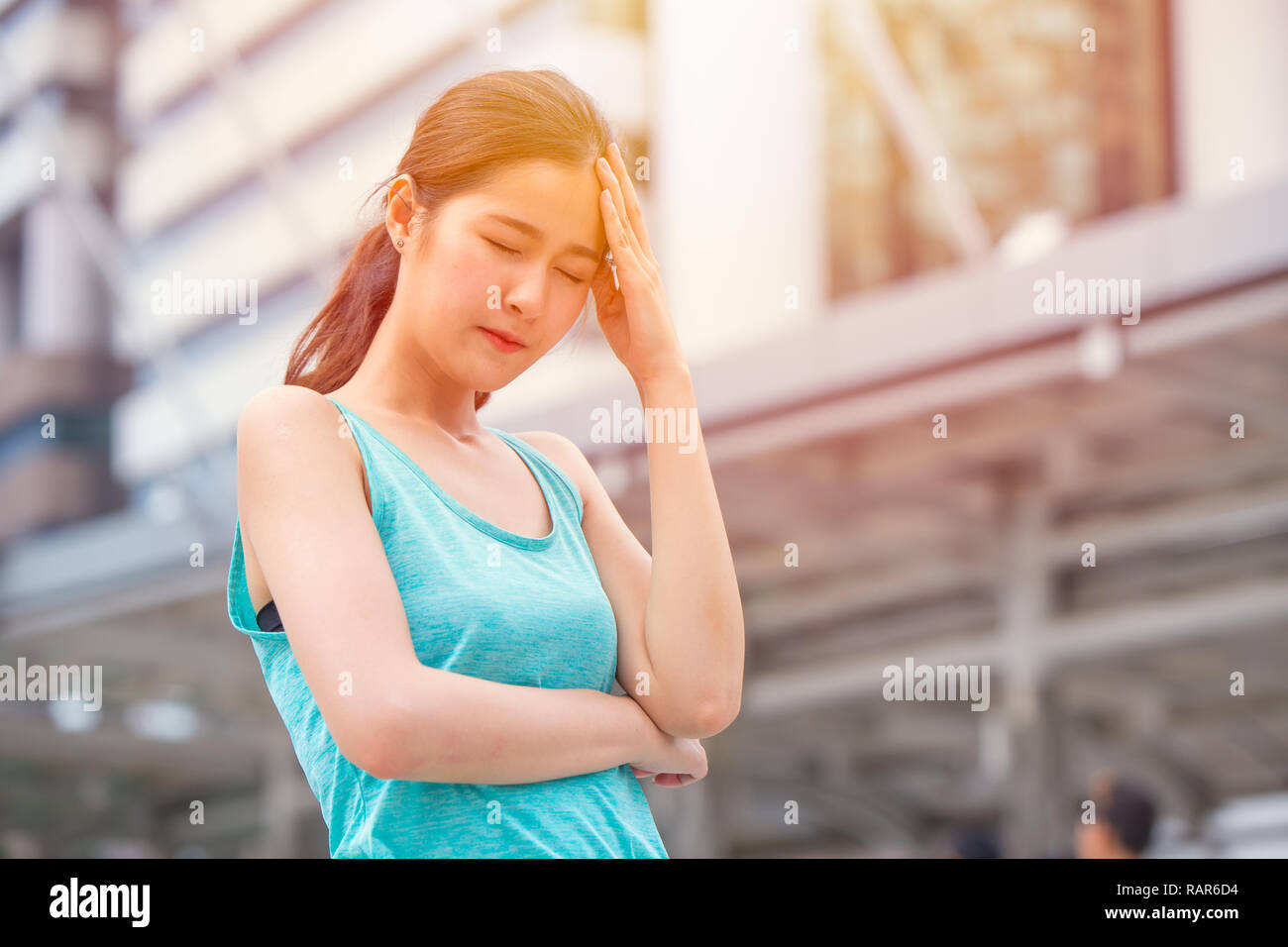 Mädchen teen Kopfschmerzen von Sun Schlaganfall sonnig warmen Tag Hitze Migräne Schmerzen. Stockfoto
