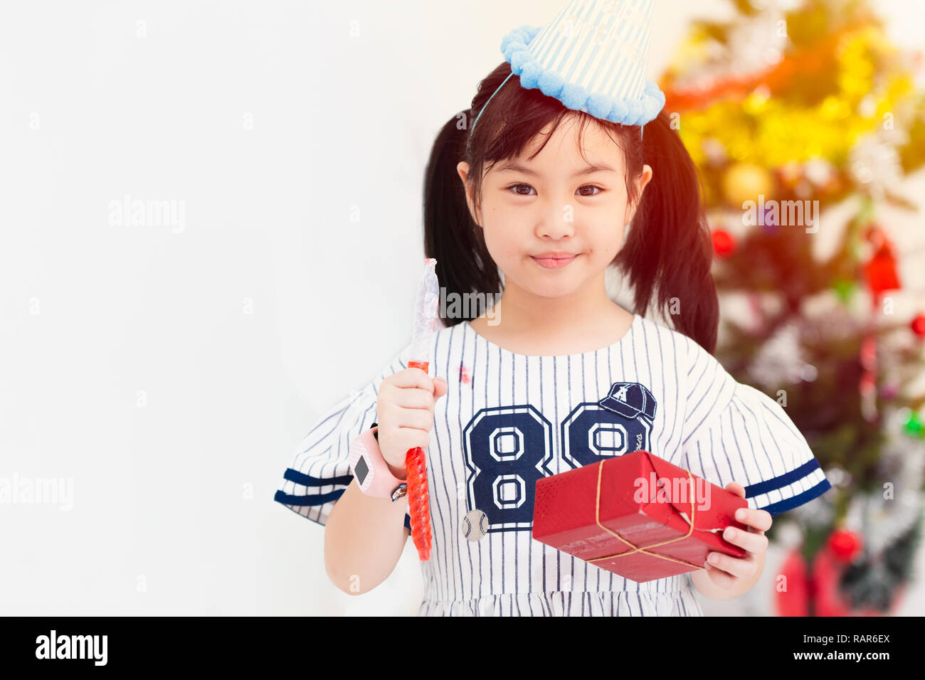 Süße Kinder Mädchen Hand holding Geschenkbox für das neue Jahr präsentieren von übergeordneten. Stockfoto
