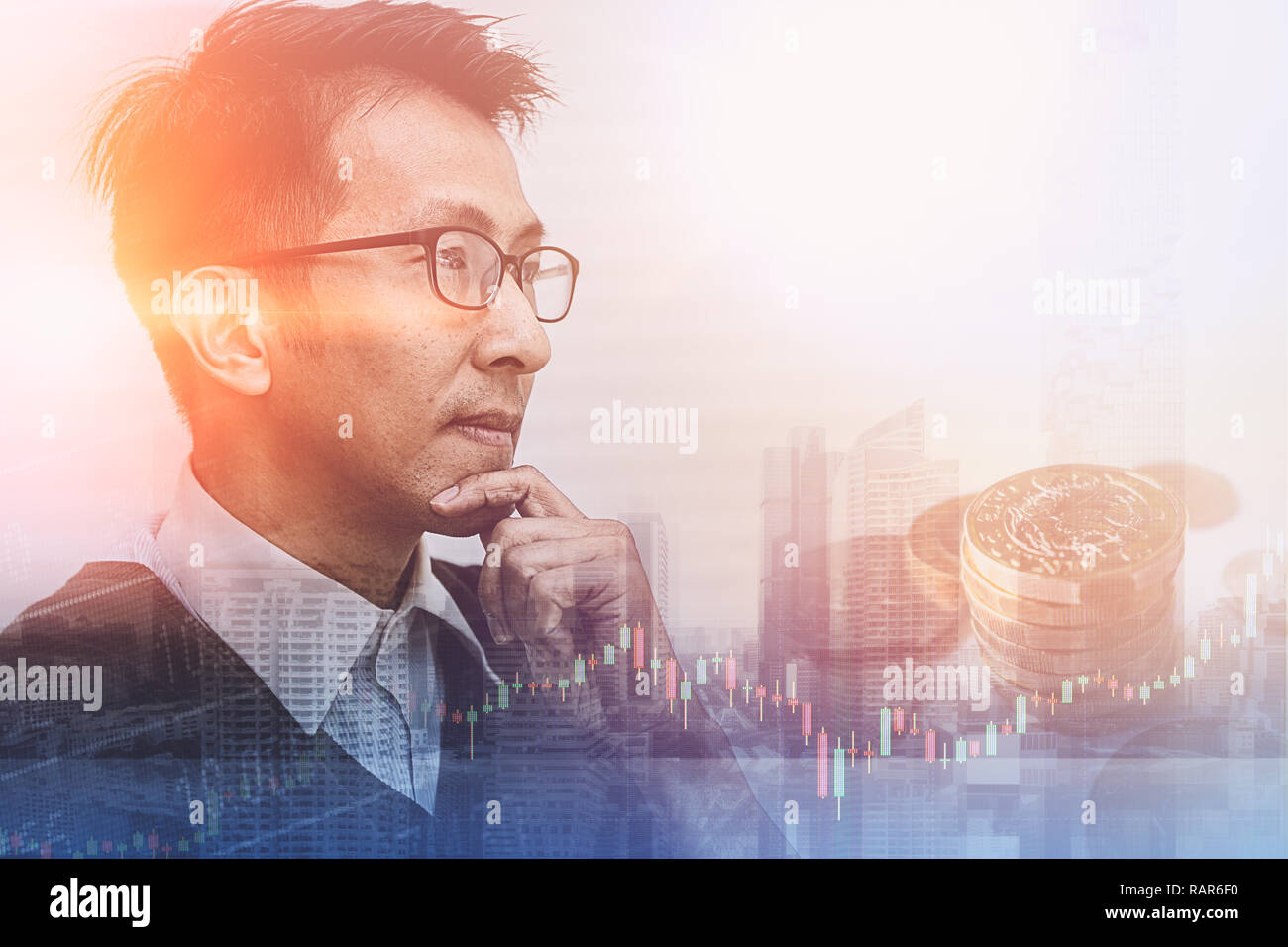 Asiatische Geschäftsmann denken und Vision für die künftige Entwicklung Konzept. Stockfoto