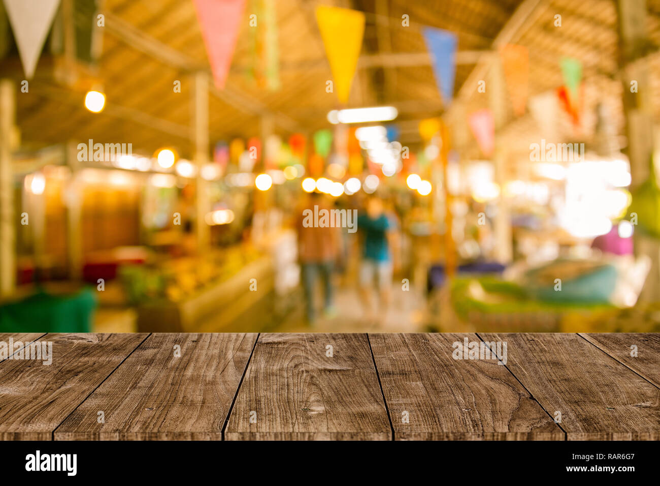 Blur festival Hintergrund mit hölzernen Tischplatte für Produkt display Montage. Stockfoto