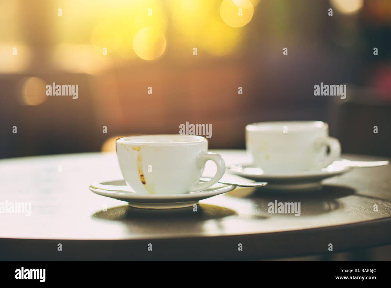 Zwei Kaffeetassen auf hölzernen Tisch morgens Cafe vintage Ton. Stockfoto