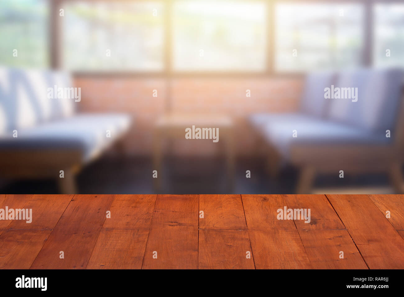 Blur Cafe und Restaurant mit Tischplatte für Produkte Werbung raum Hintergrund. Stockfoto