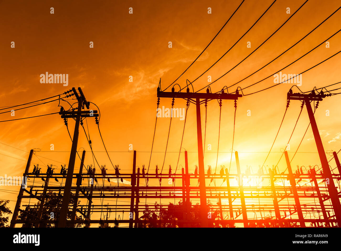 Silhouette Sonnenuntergang Strom power line kabel Schatten in der Stadt U-Bahn. Stockfoto