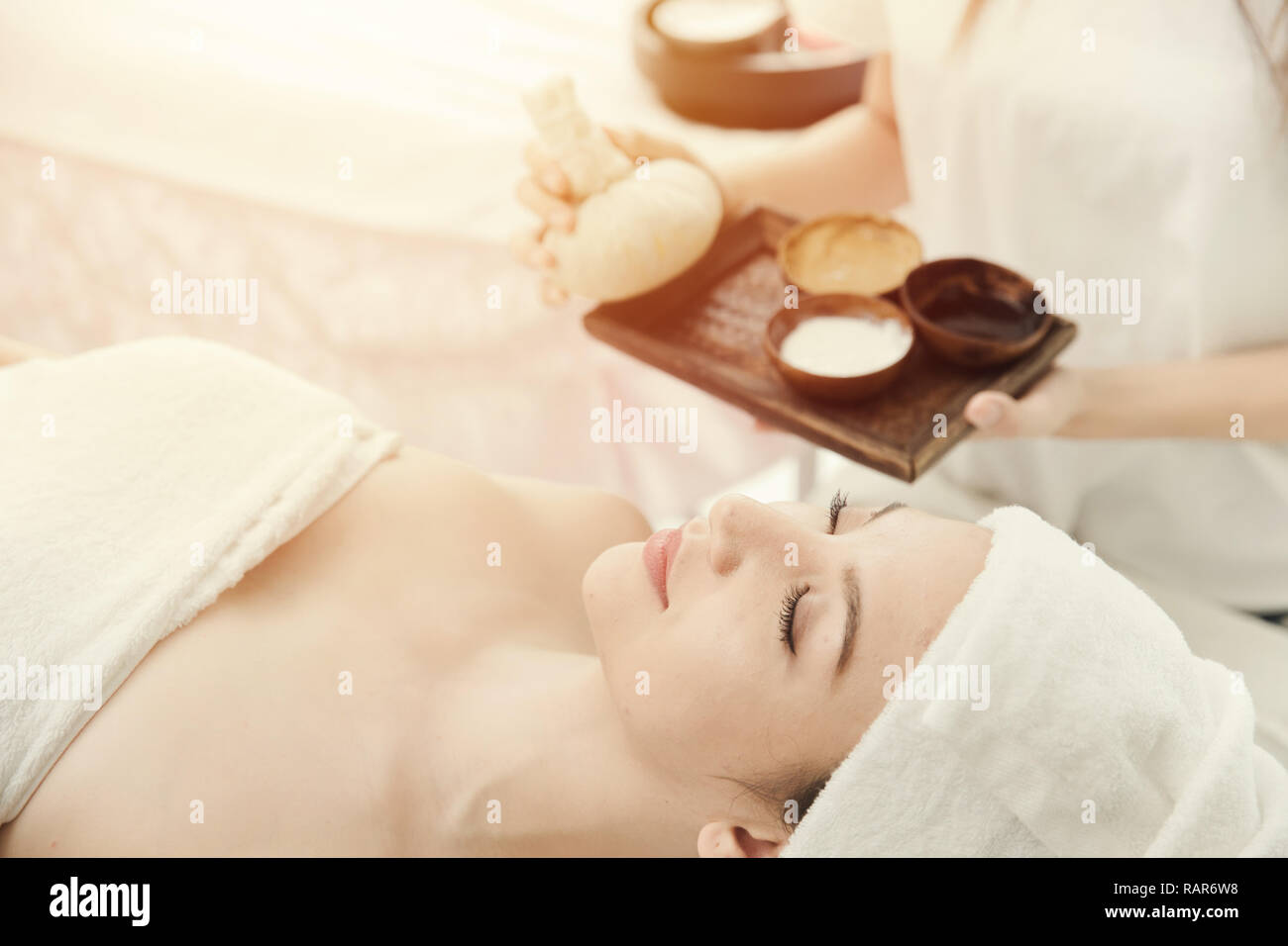 Frauen schlafen in Spa mit Kräuter Hautpflege Behandlung entspannen. Stockfoto