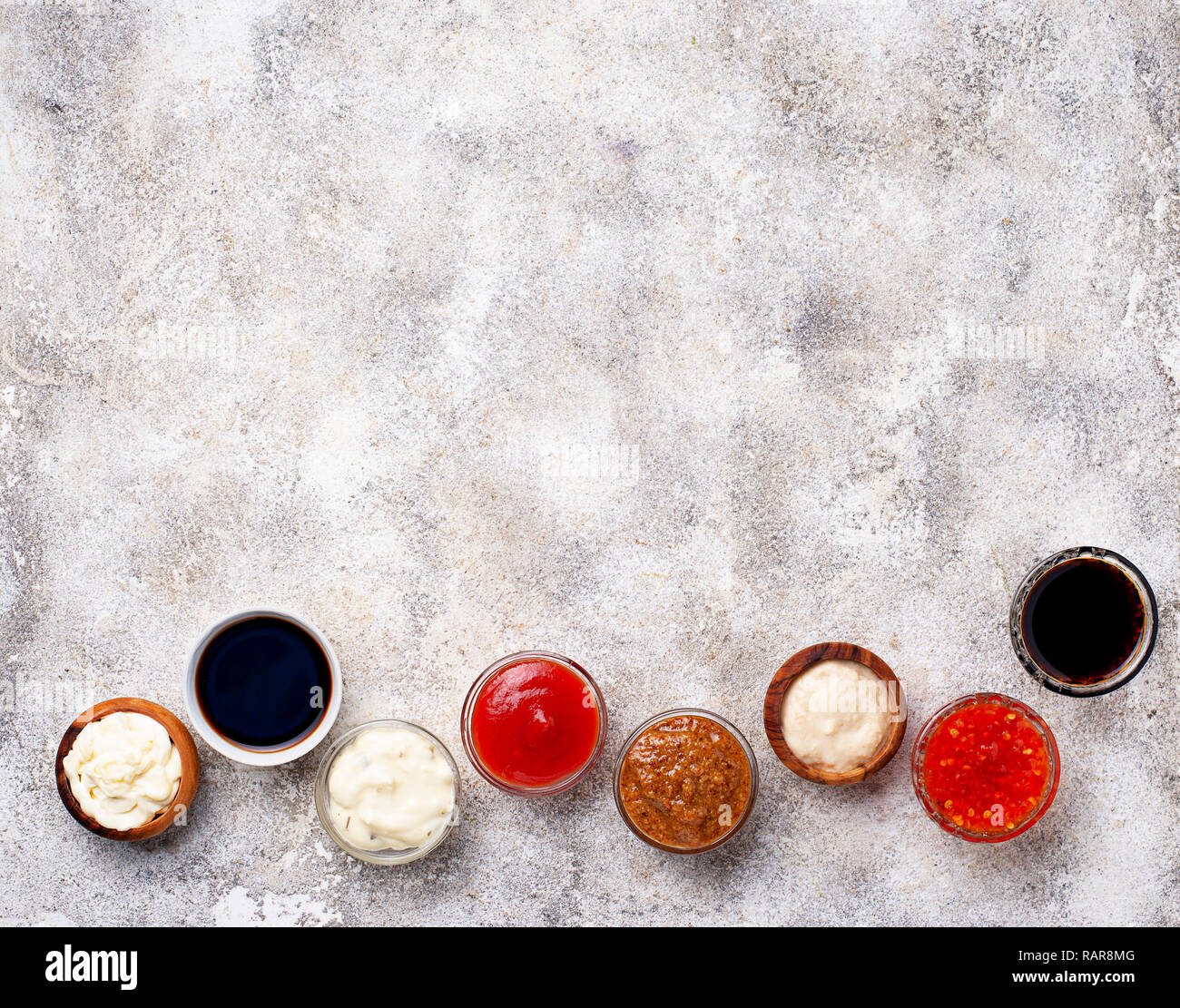 Ketchup, Mayonnaise, Senf, Meerrettich, Sojasauce und Zahnstein Stockfoto