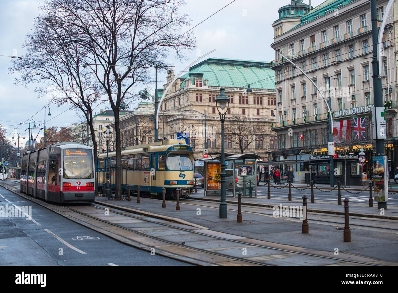 Straßenbahnen vorbei an der Staatsoper auf der Ringstraße, Wien, Österreich. Stockfoto