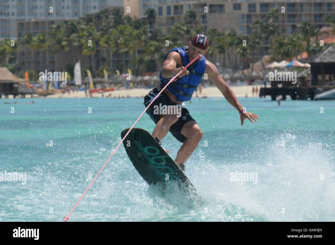 Guy Wakeboarden und das Fangen von Luft an der Küste von Aruba. Stockfoto