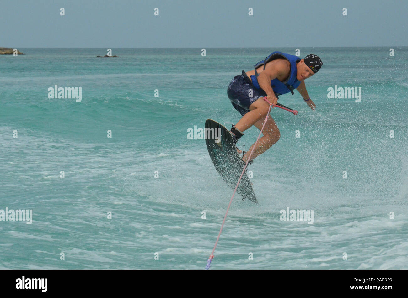 Wakeboarder fangen einige Luft auf einen Sprung in Aruba. Stockfoto