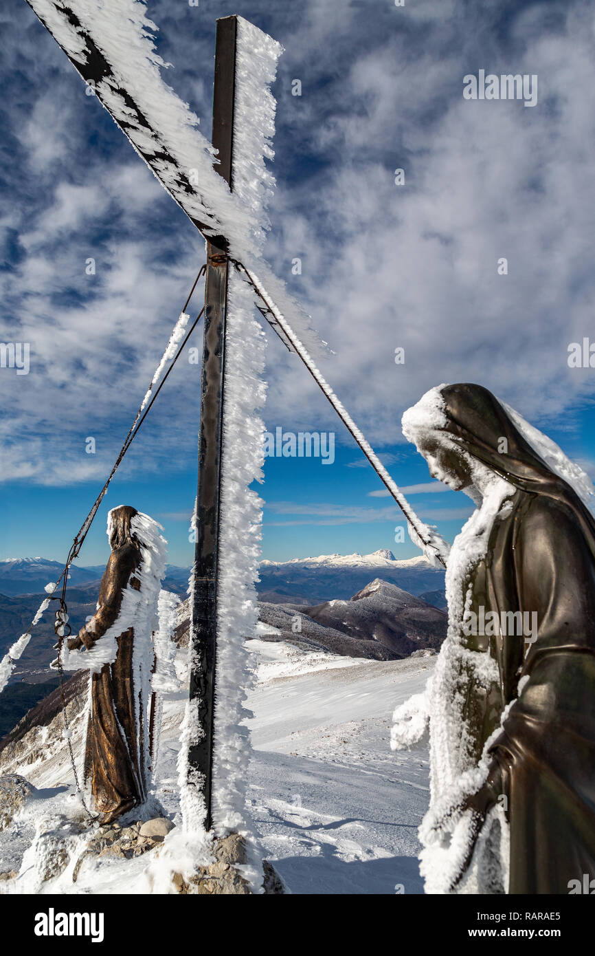 Snow Summit von Colle della Croce mit Kruzifix und Statuen, Abruzzen Stockfoto