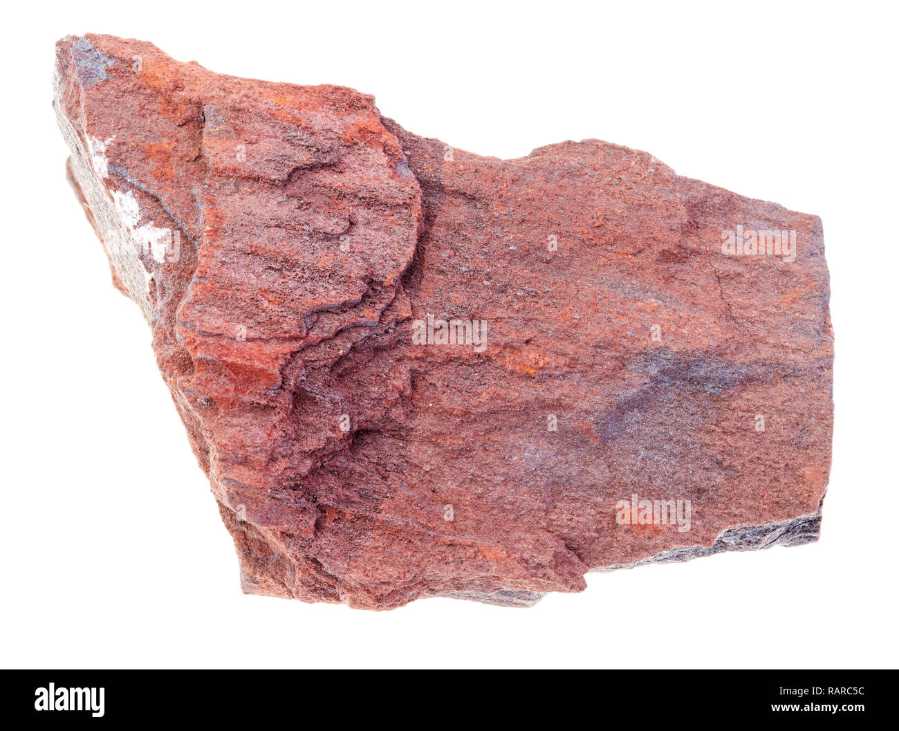 Makrofotografie von natürlichen Mineral aus geologische Sammlung - raw eisenhaltiges Quarzit (jaspilite, Jasper taconite) Rock auf weißem Hintergrund Stockfoto