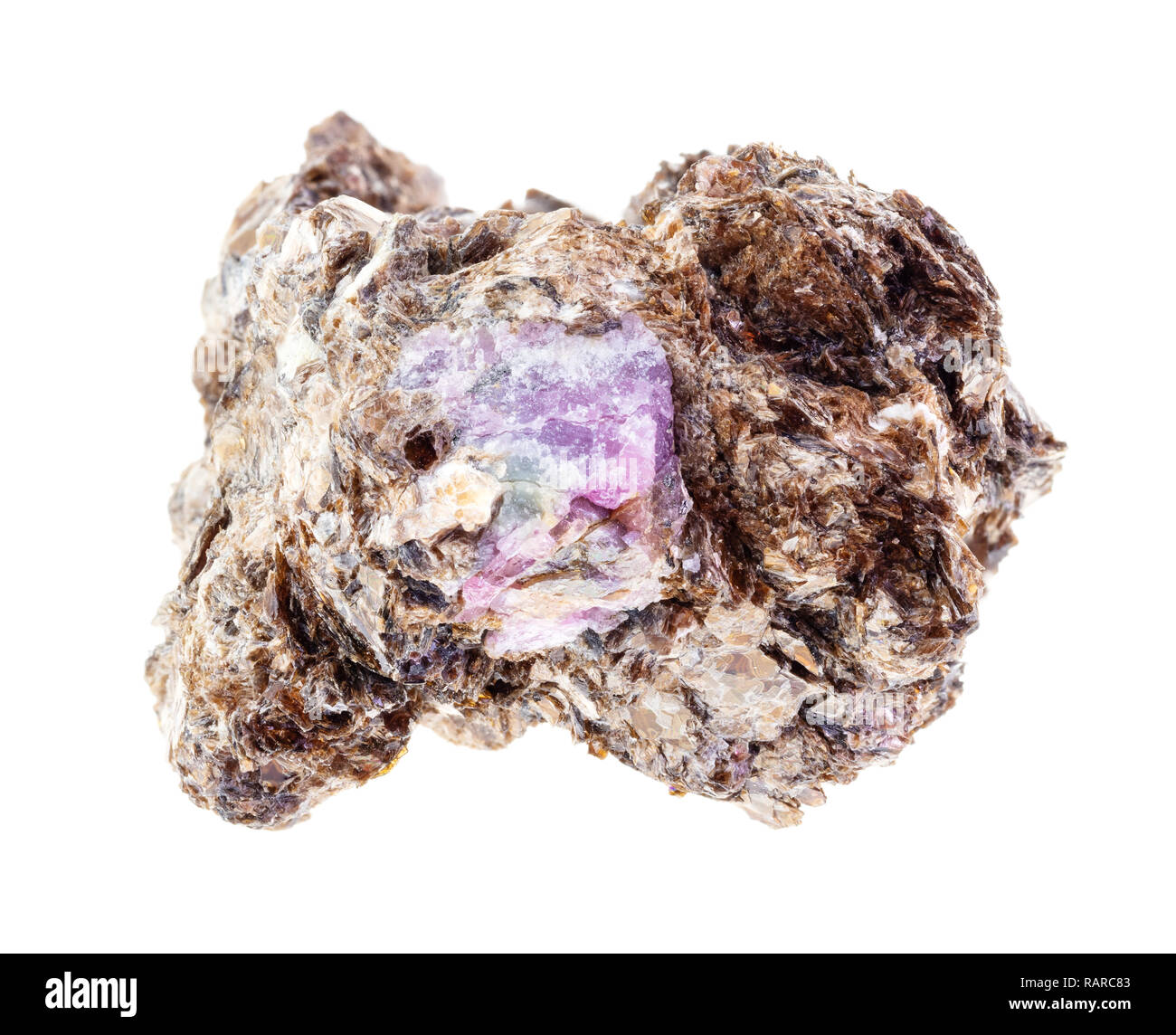 Makrofotografie von natürlichen Mineral aus geologische Sammlung - Korund crystal in rauen Phlogopit (Magnesium Glimmer) Stein auf weißem Hintergrund Stockfoto