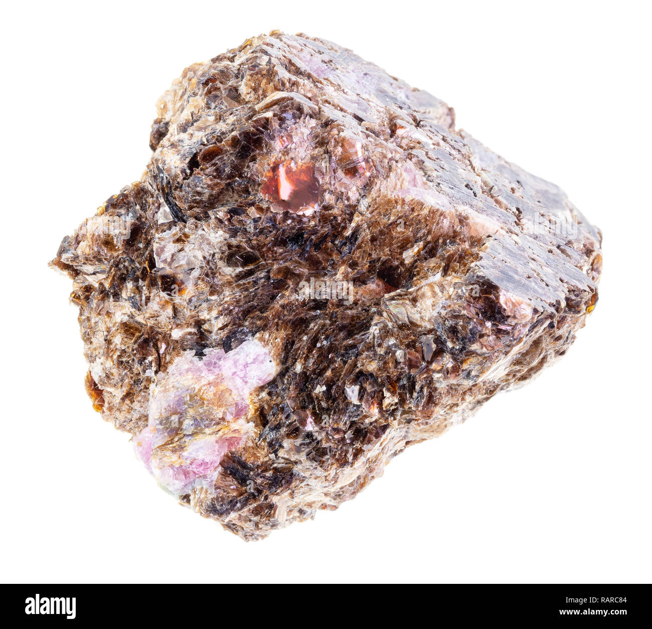 Makrofotografie von natürlichen Mineral aus geologische Sammlung - Korund Kristalle in raw Phlogopit (Magnesium Glimmer) Stein auf weißem Hintergrund Stockfoto