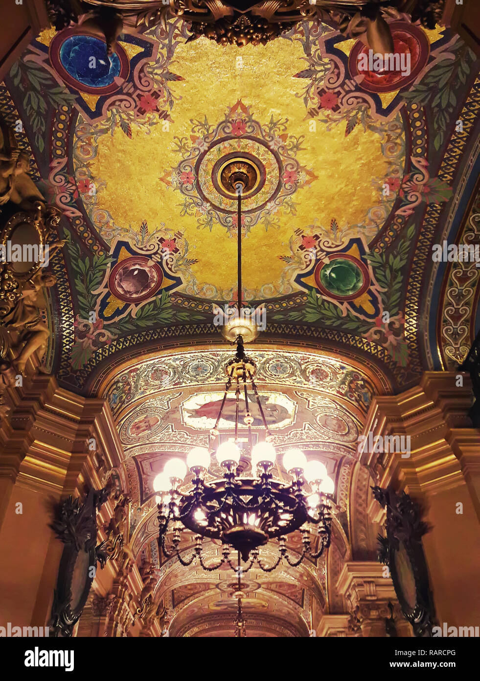 Kronleuchter hängen an einem Fabulos Decke in der Oper Palais Garnier. Stockfoto