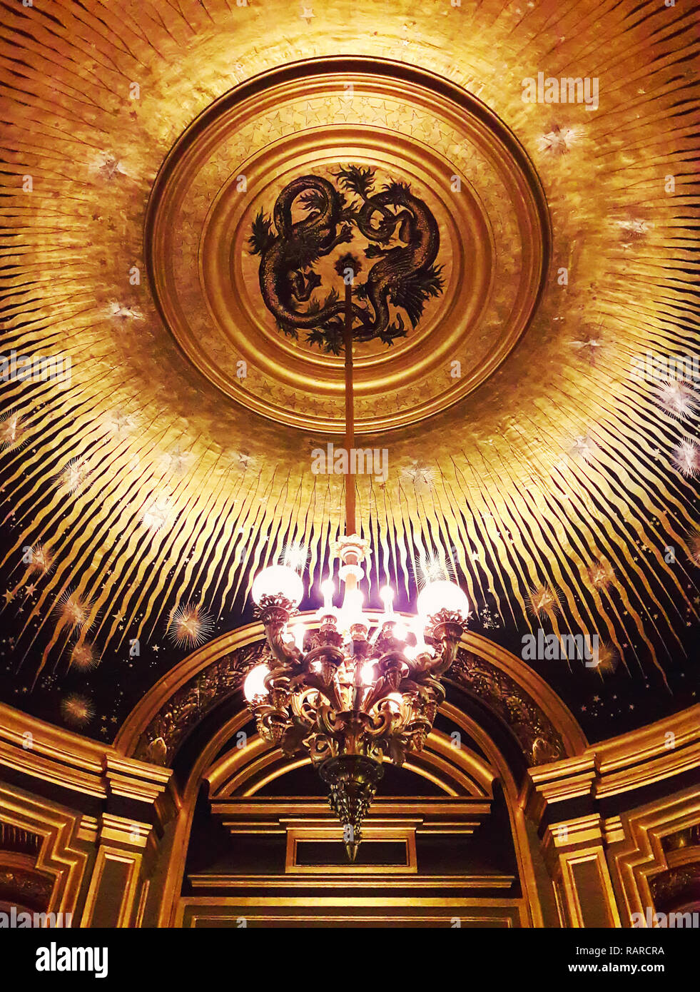 Wunderschöne goldene Decke und einen Kronleuchter in der Oper Palais Garnier in Paris, Frankreich. Stockfoto