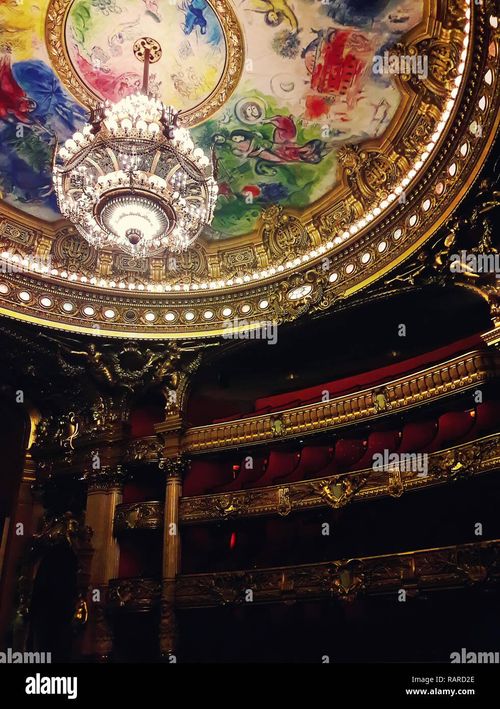 Auditorium im Inneren des Palastes Opera Garnier in Paris, Frankreich. Stockfoto