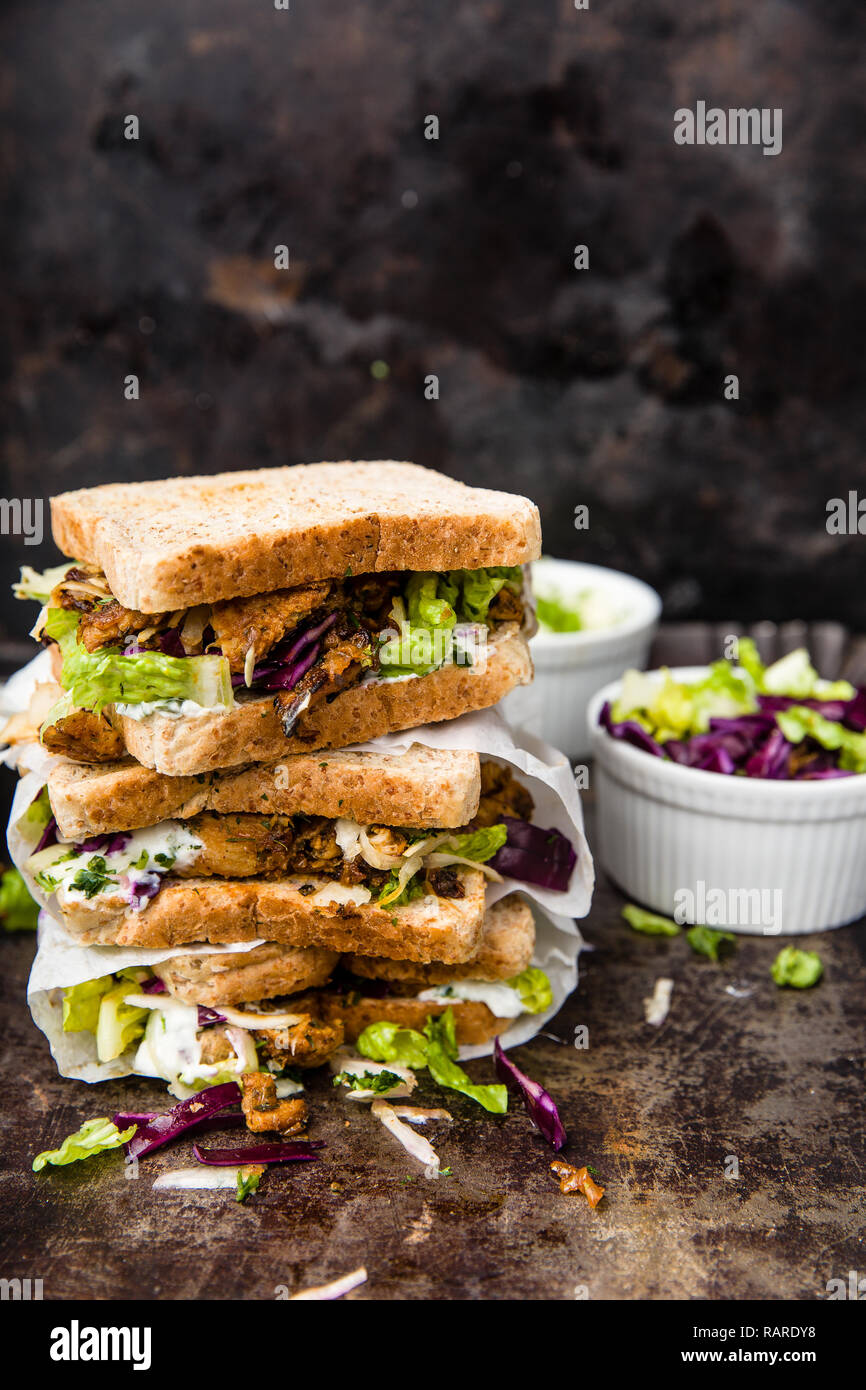 Lecker gyros Sandwich in Papiertüte mit Salat und Tzatziki Stockfoto