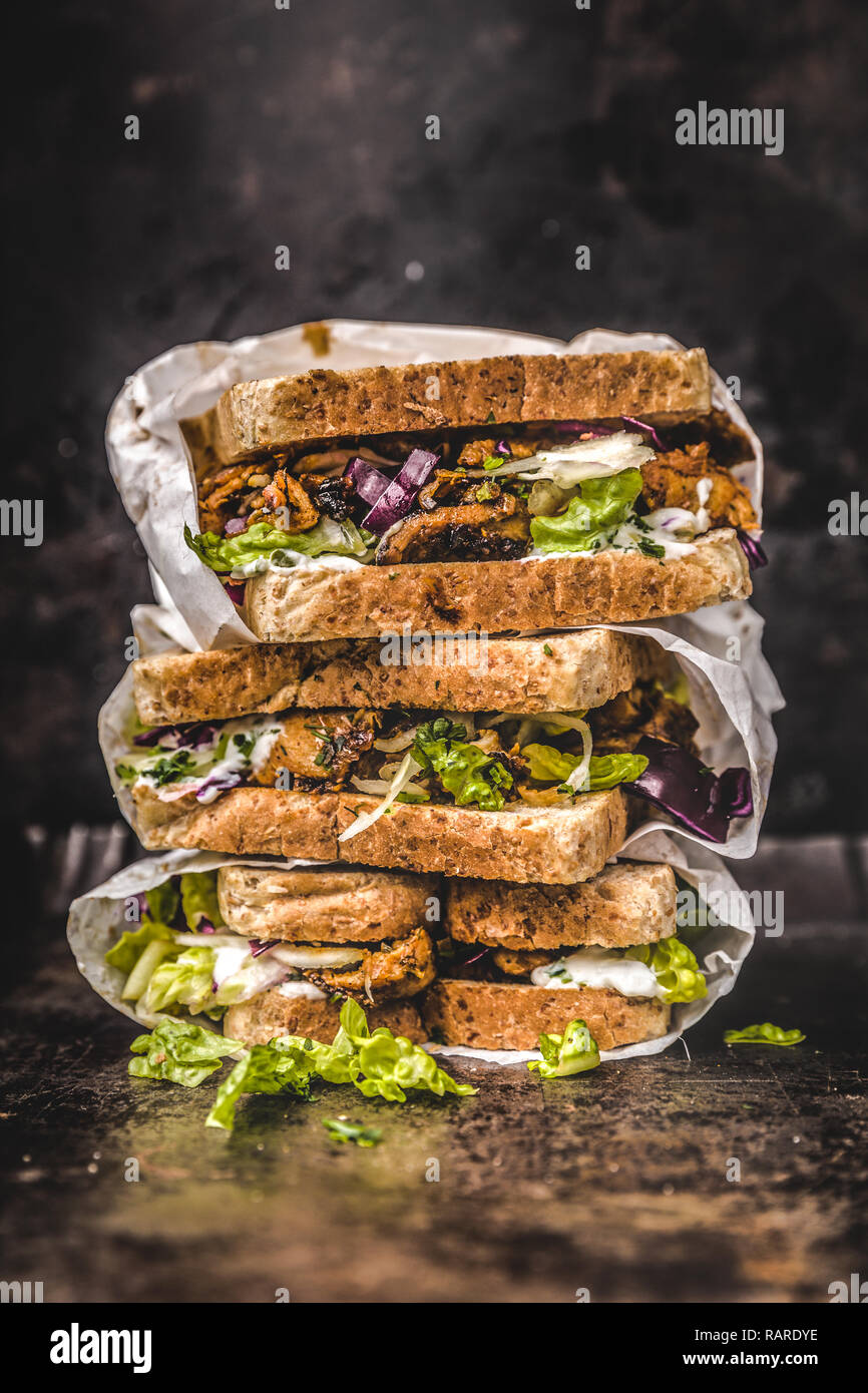 Lecker gyros Sandwich in Papiertüte mit Salat und Tzatziki Stockfoto