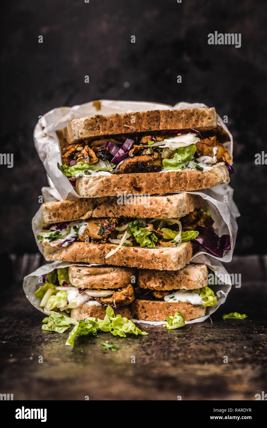 Lecker gyros Sandwich in Papiertüte mit Salat und Tzatziki Stockfoto