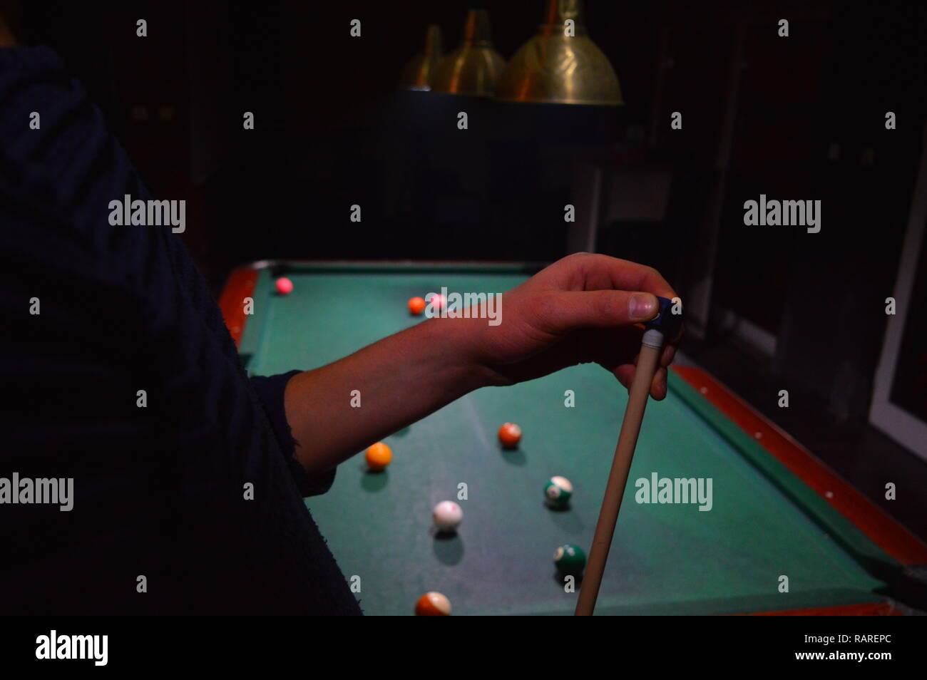 Spiel am Pool, spielen Sie Billard und Bälle schlagen Stockfoto