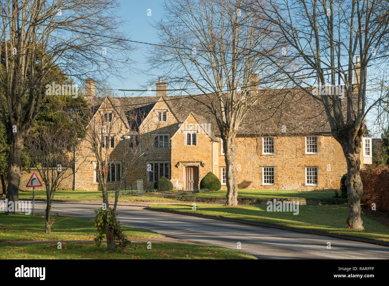 Ein großes Land, Haus und ländliche Straße in Deddington, Oxfordshire, England, Vereinigtes Königreich Stockfoto