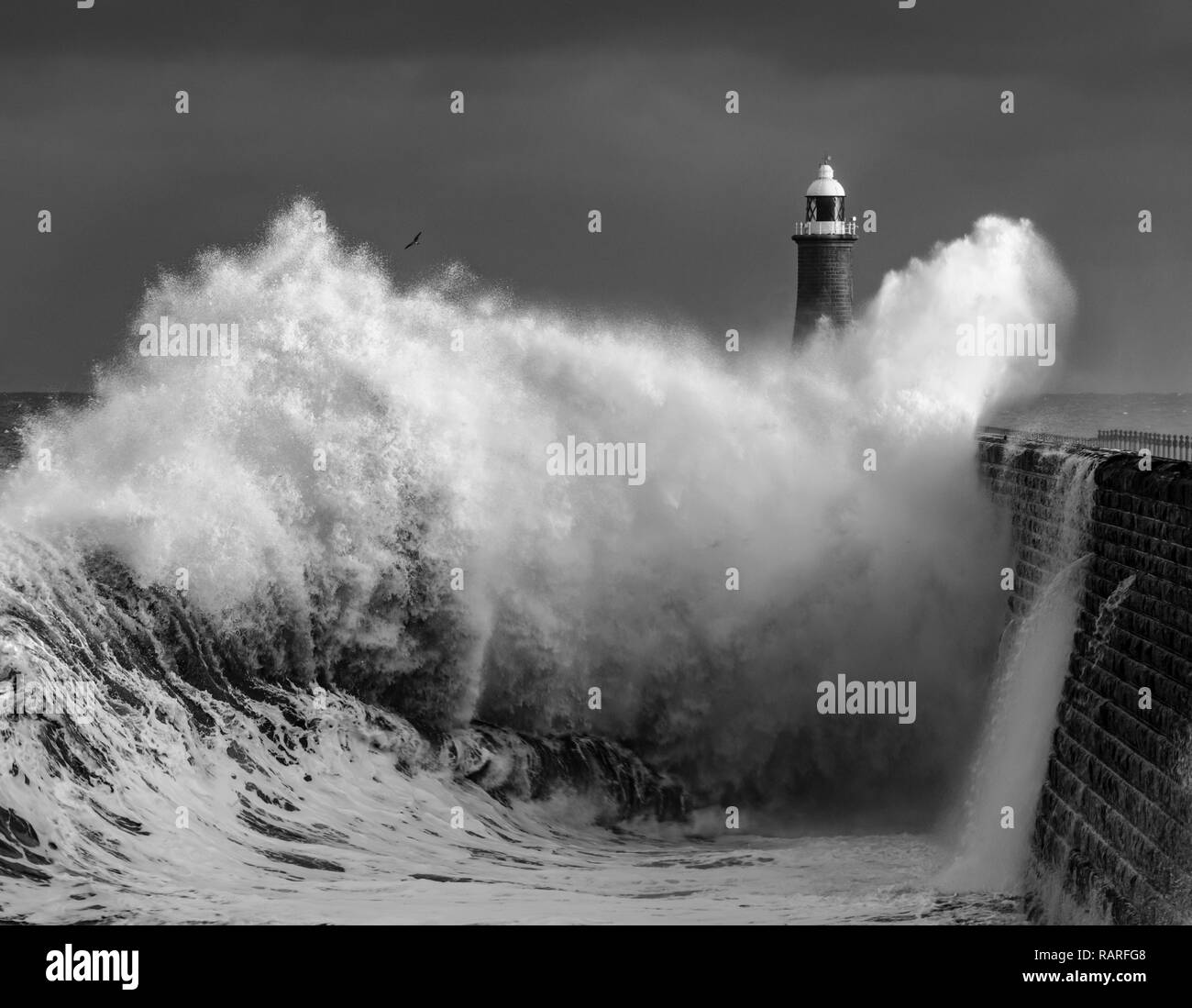 Wellen, die über Tyne Mund Pier Stockfoto