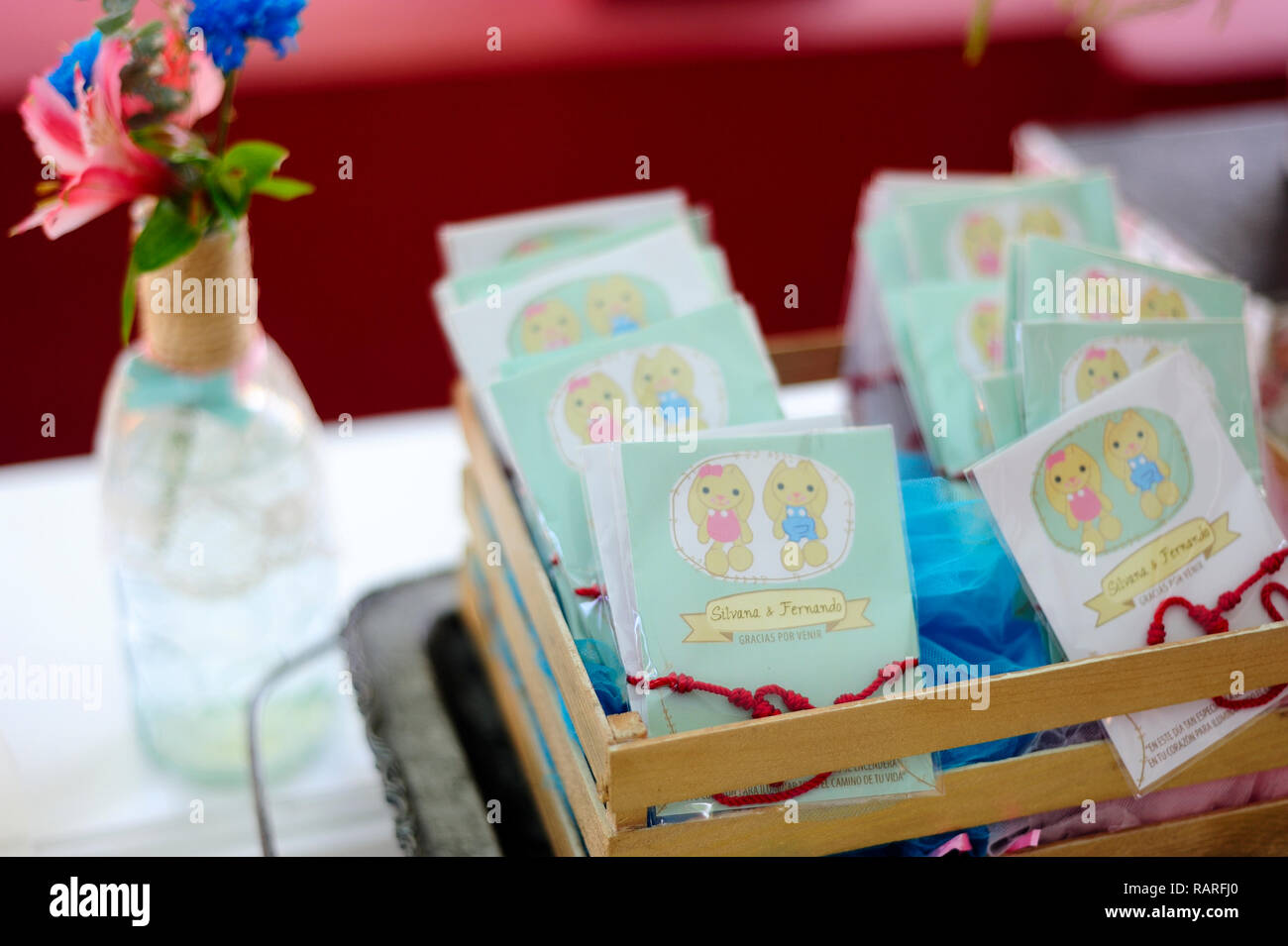 MERIDA, Yuc/MEXIKO - 18.November 2017: Twin babys Taufe party Veranstaltungsort Dekoration und Geschenke für die Gäste. Danke Karten Stockfoto
